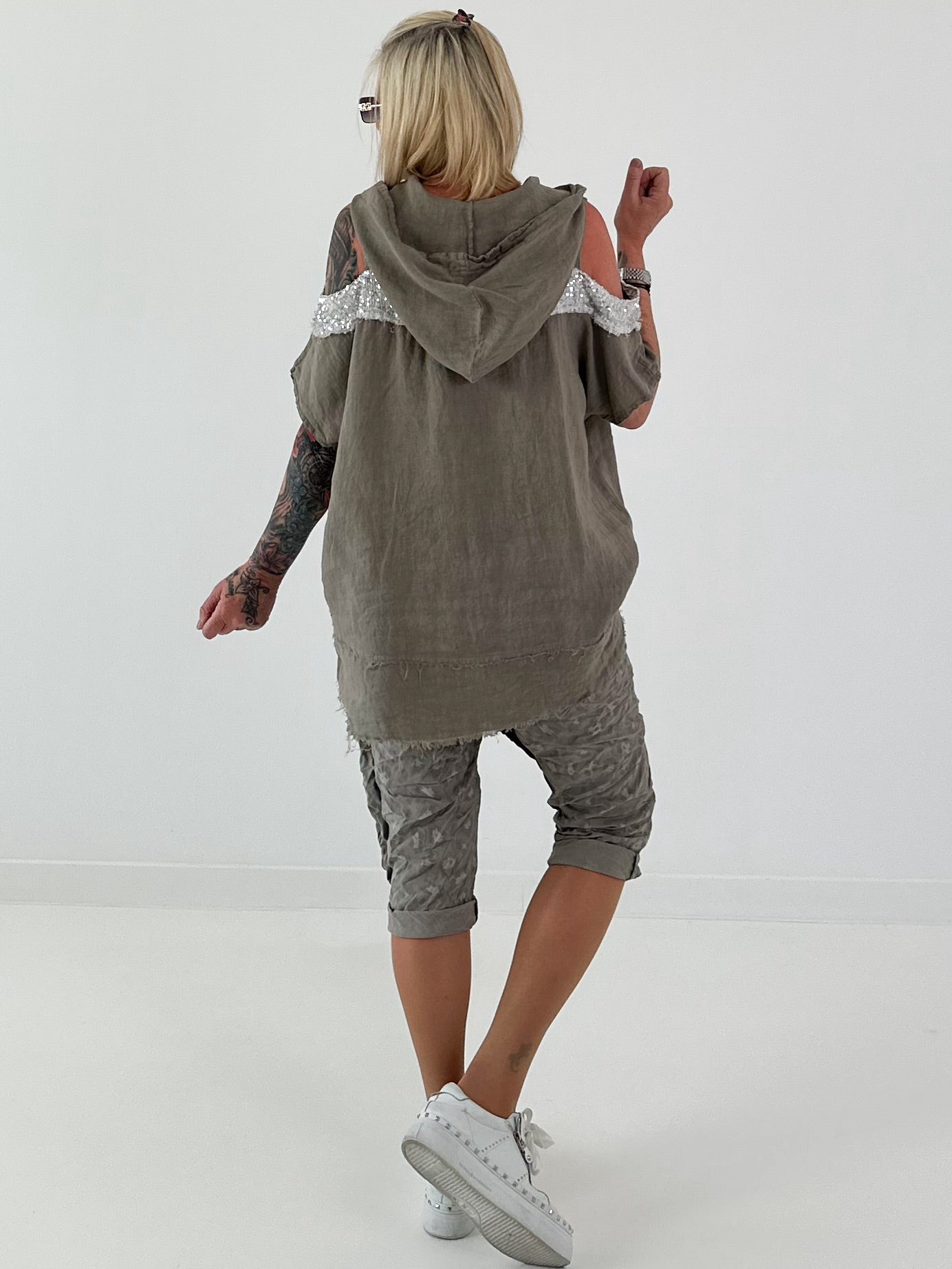 Leinen Shirt mit Pailletten und Cold Shoulder - taupe