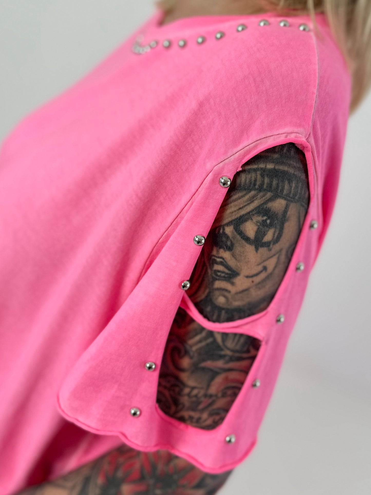 Shirt mit Nieten und Cut-Outs - neonpink