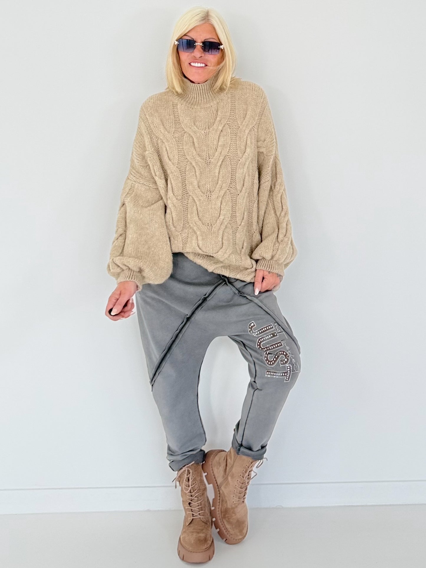 Kuschliger Strickpullover mit Zopfmuster - taupe