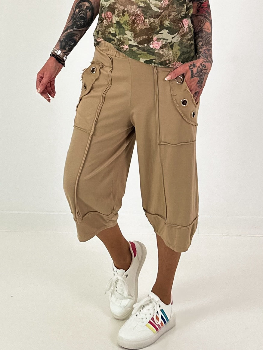 Casual sweatpants with eyelet details - sand