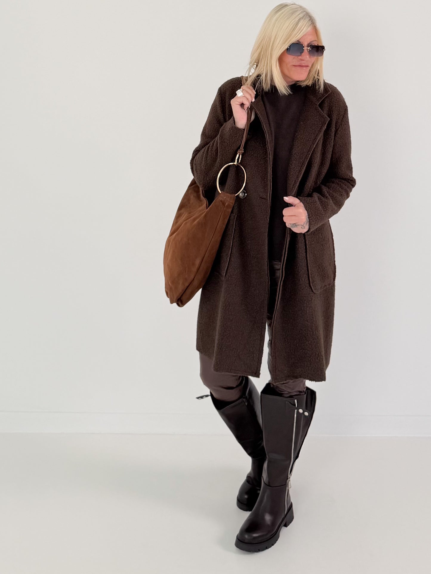 Genuine leather bag with elaborate details - brown