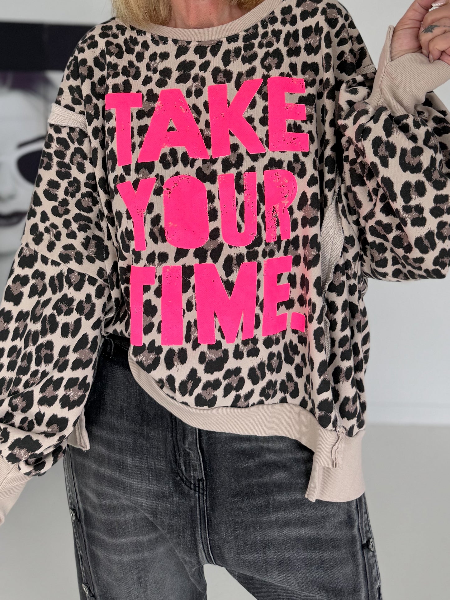 Oversized Sweater im Leoprint mit Schriftzug - beige