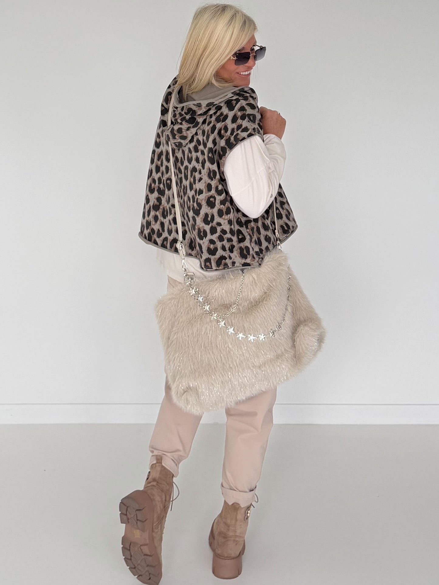 Kurzarm-Hoodie mit All Over Leo-Print - taupe ( lieferbar ab ca. 28.08.26)