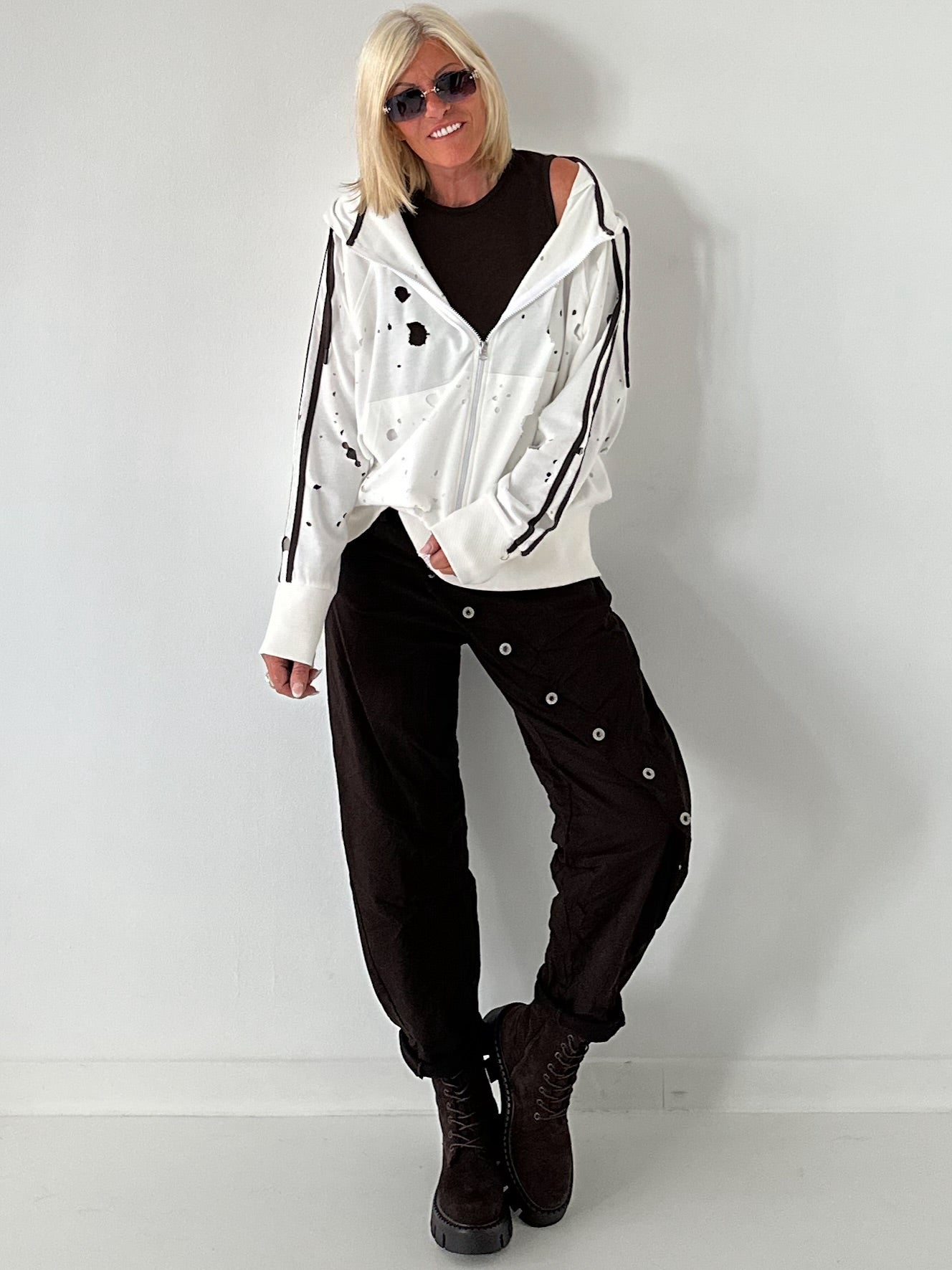 Stylische Sweatshirt Jacke mit großem Rückenpatch Dog - weiss