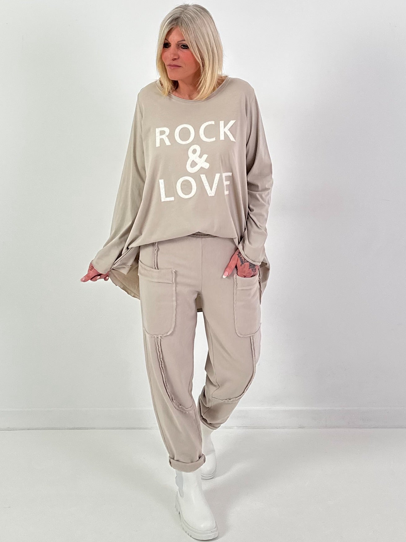 Oversized Shirt Modell "Rock&Love Wave" - beige