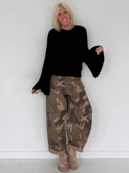 Soft Sweater with Trumpet Sleeves - black