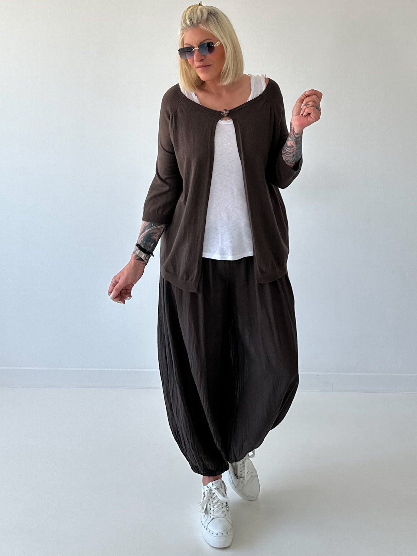 Leichte Feinstrickjacke mit Knopf- mokka