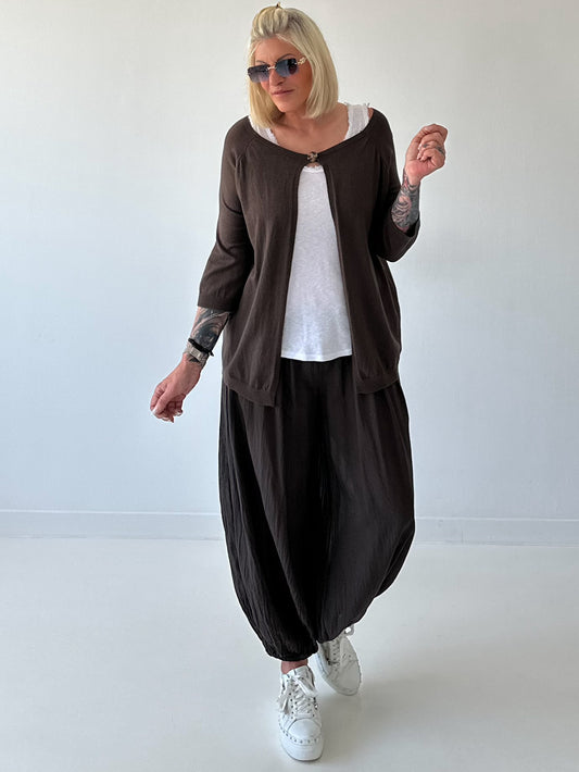 Leichte Feinstrickjacke mit Knopf- mokka