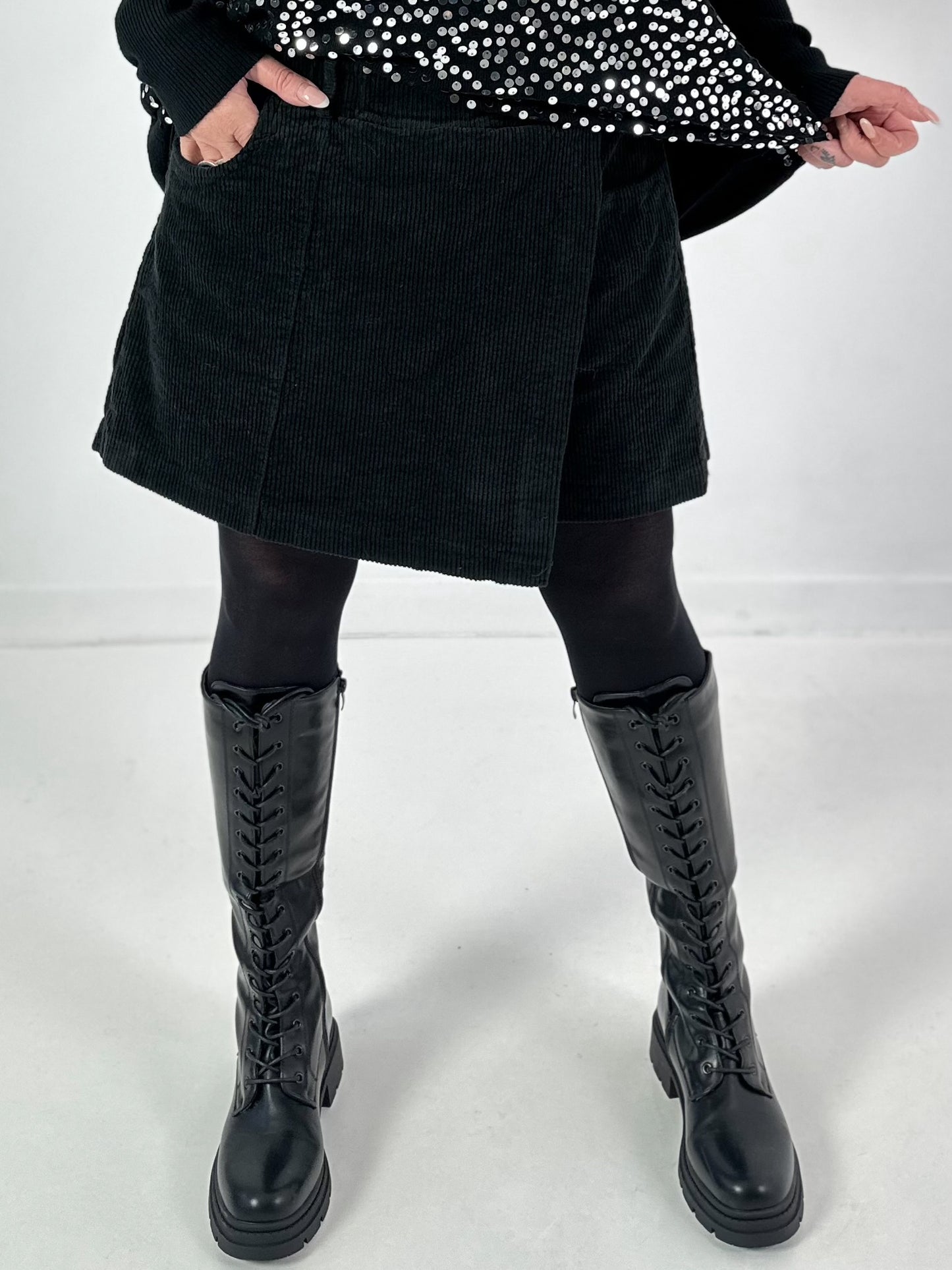 Rock Shorts Modell "Skorty" - schwarz