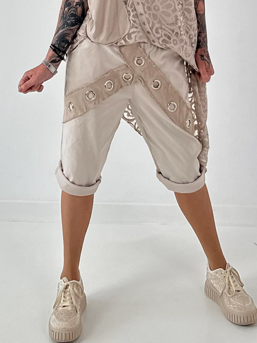 Kurze Hose mit Jeanselementen und Ösen - beige