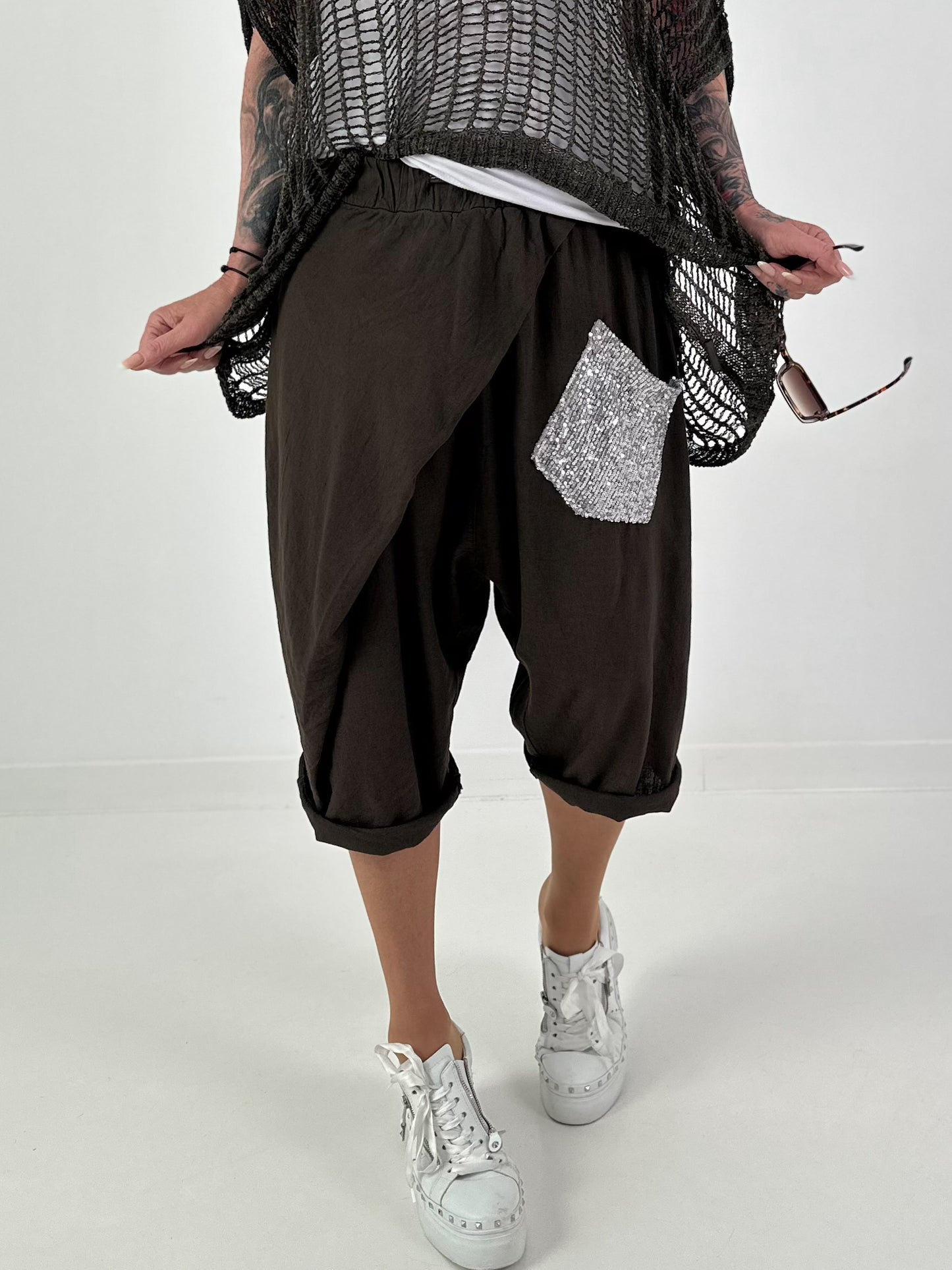 Kurze Leinen Baggy mit Überwurf und Paillettendetails - schoko