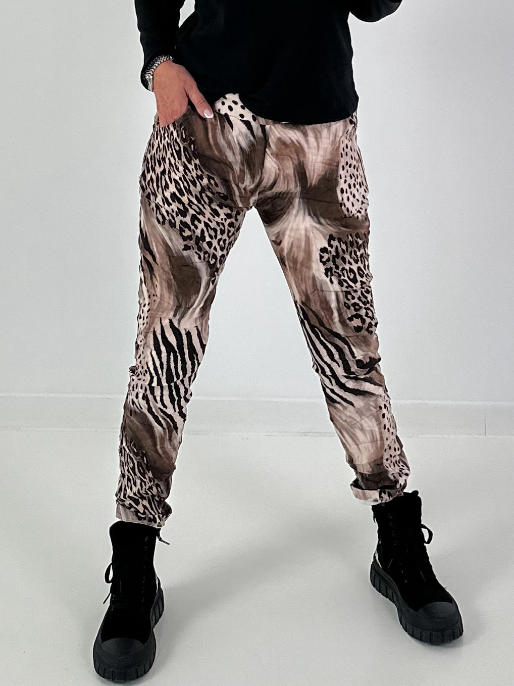 Hose in Wildleder-Optik mit Animal Print - mehrfarbig