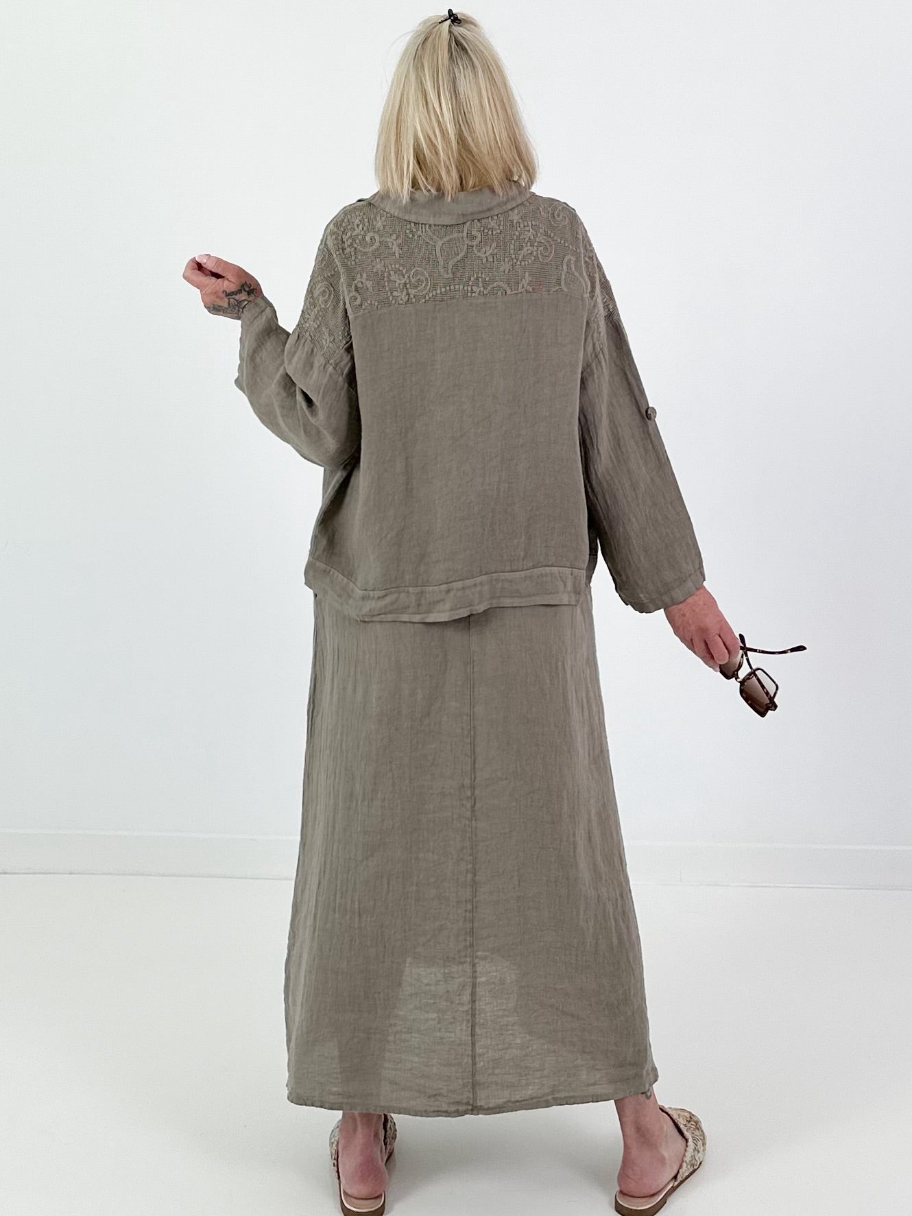Leinen Jäckchen mit Häkeleinsatz - taupe