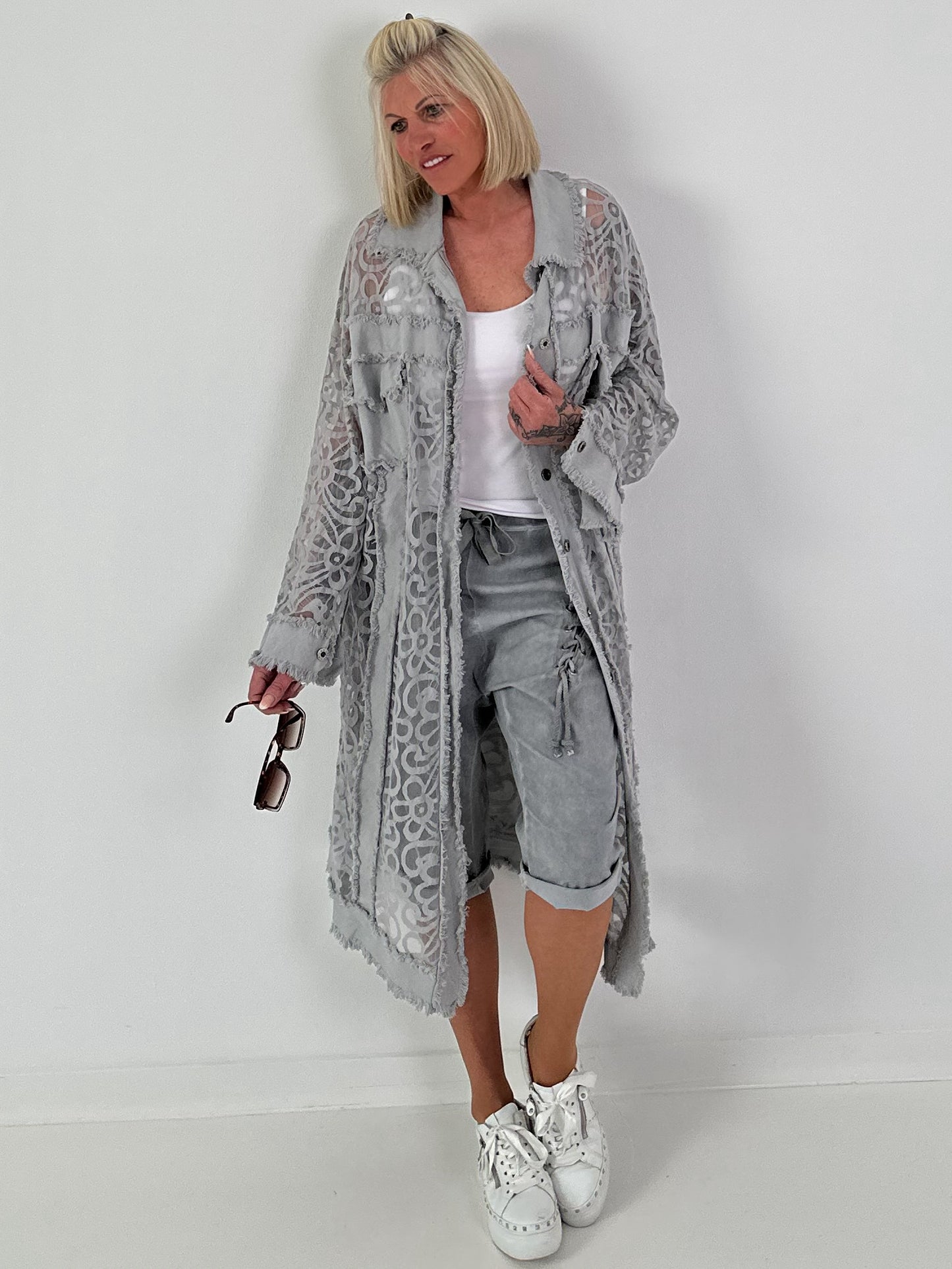Jeansmantel mit floralem Netzeinsatz - grau ( lieferbar ab 26.05.26)