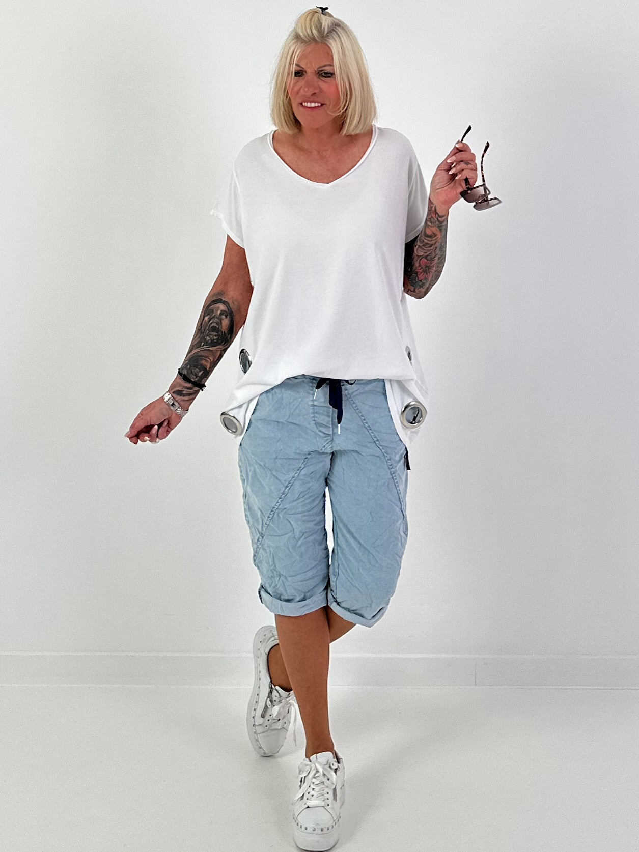 T-Shirt with side eyelets - white