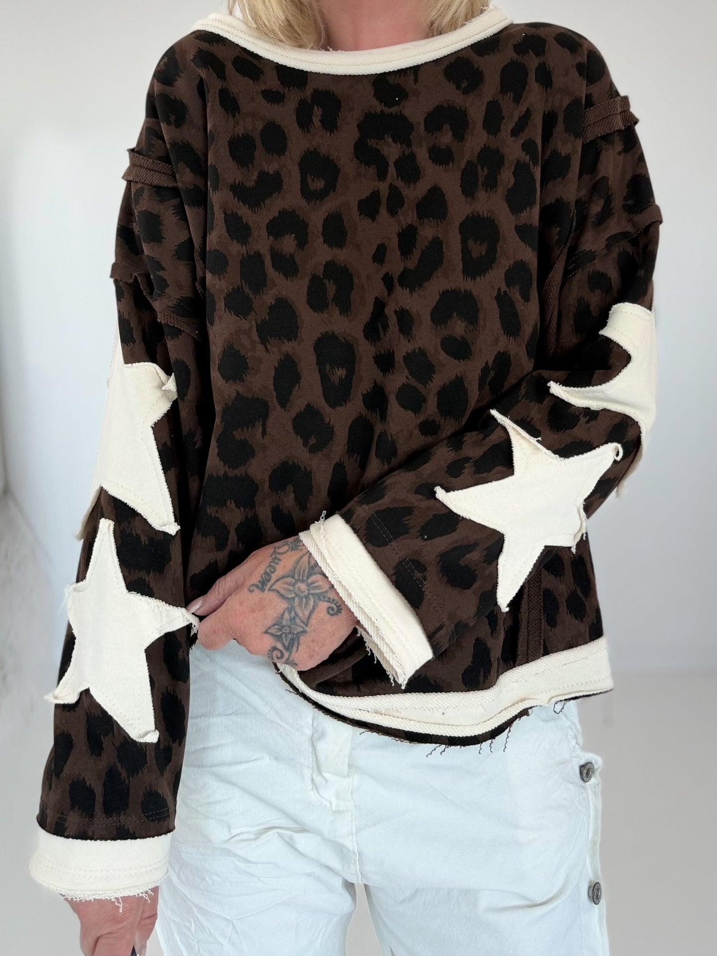 Sweatshirt mit All Over Leo-Print und trendigen Sternelementen - mokka