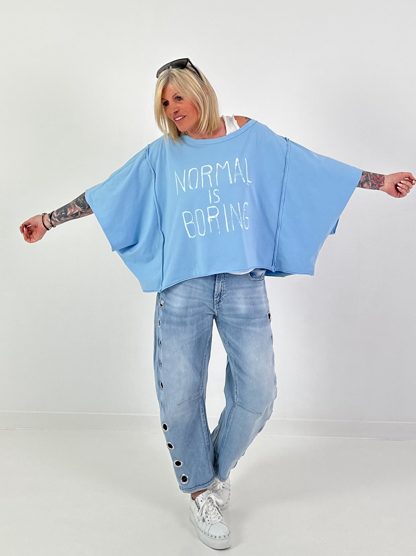 Oversized T-shirt Normal is Boring - lichtblauw