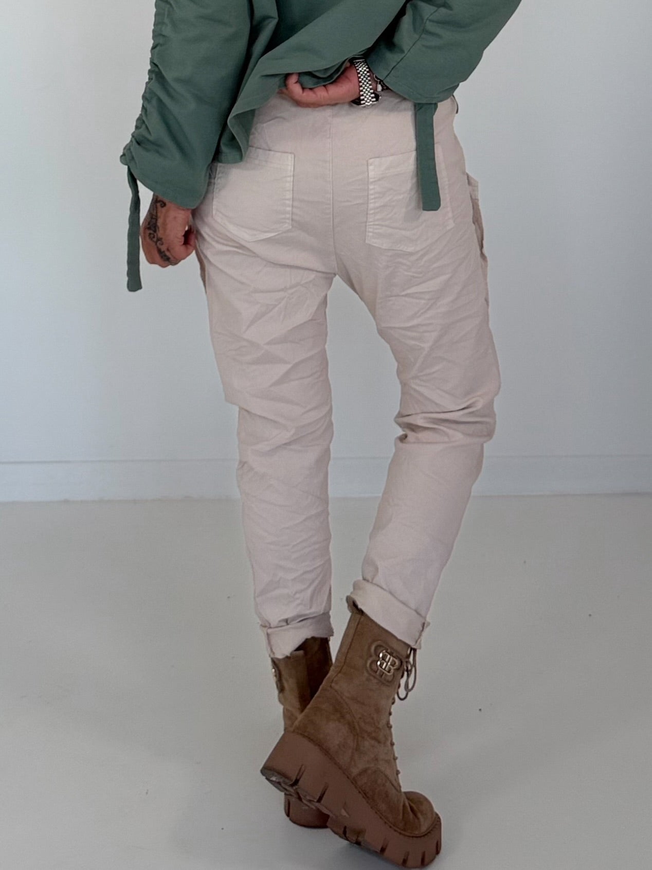 Hose mit elastischem Bund und seitlichen Knopfleisten - beige