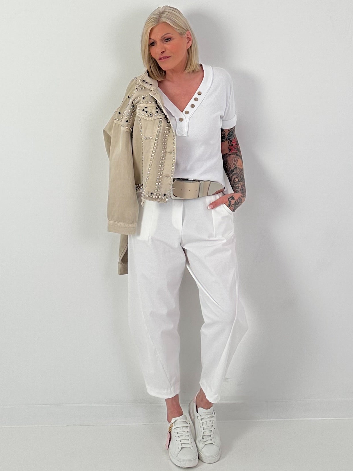 T-Shirt in Rippoptik mit V-Neck und Knopfdetails - weiss