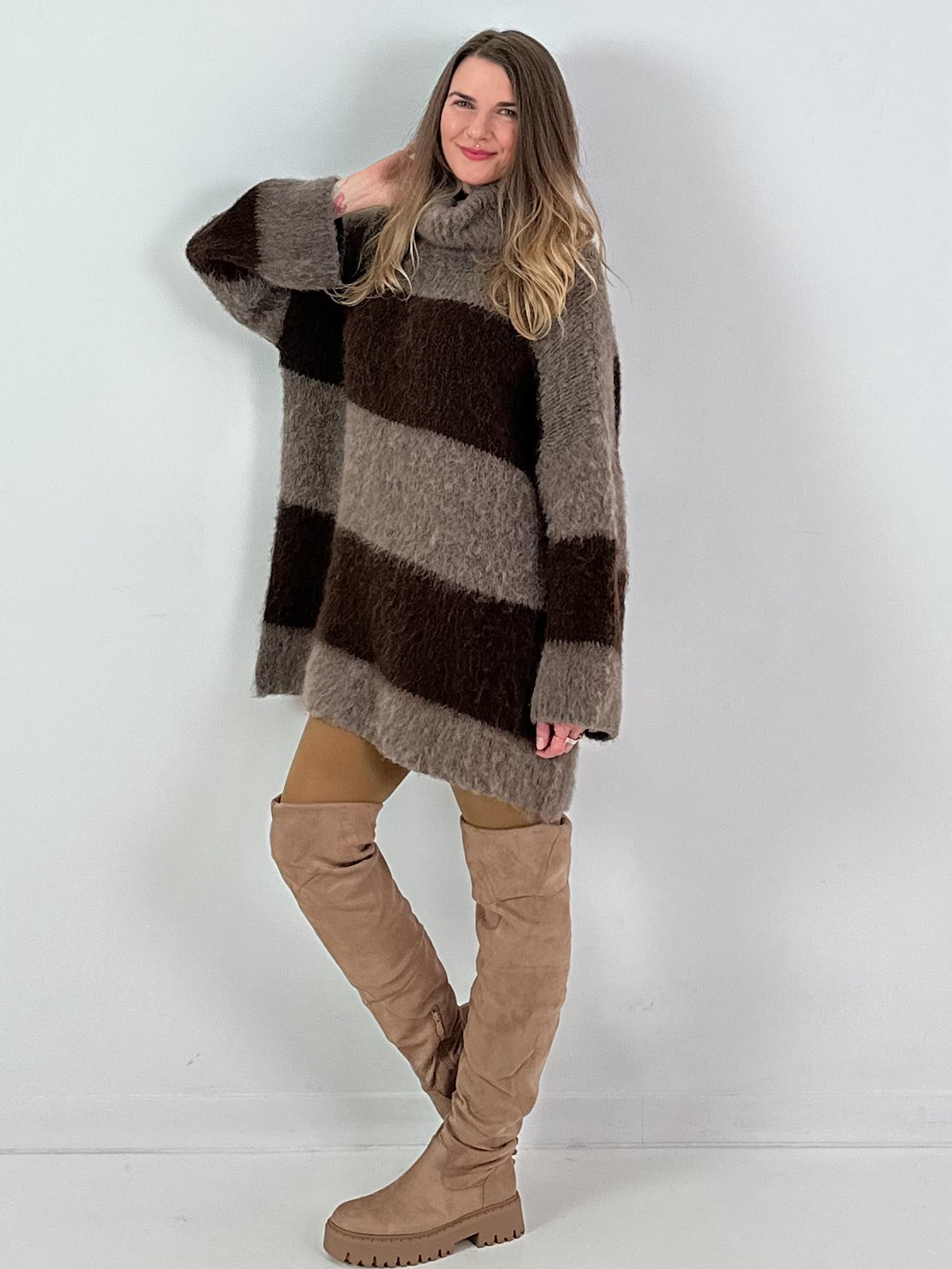 Lange trui/jurk model "Velvet Flow" - koffie-taupe