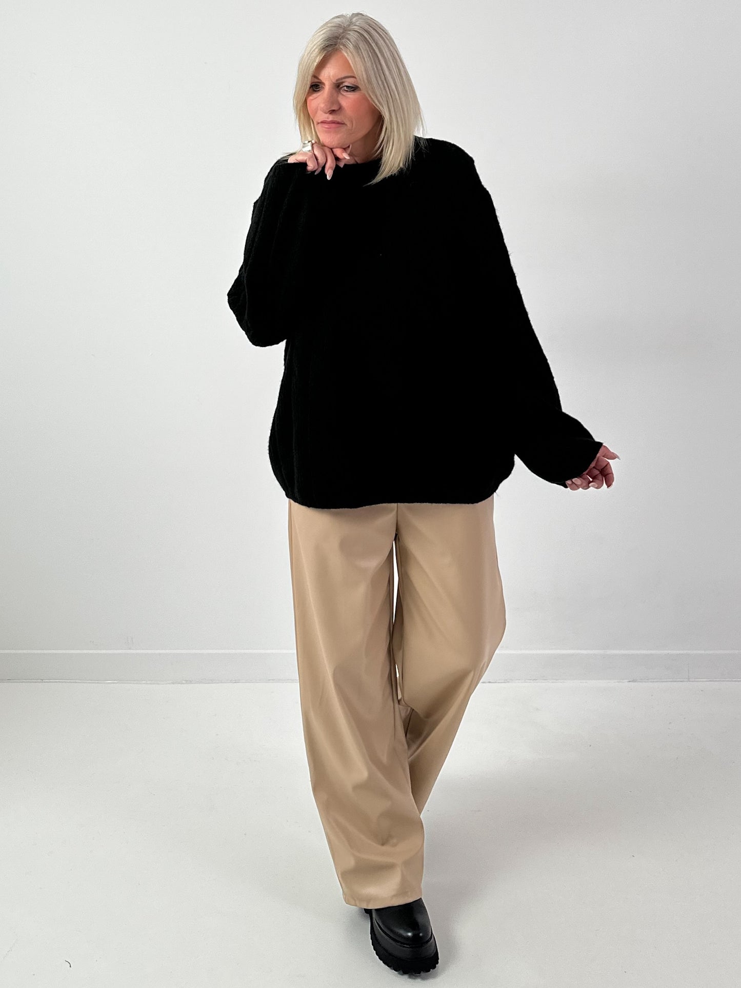 Sweater model "Twist Tale" - black