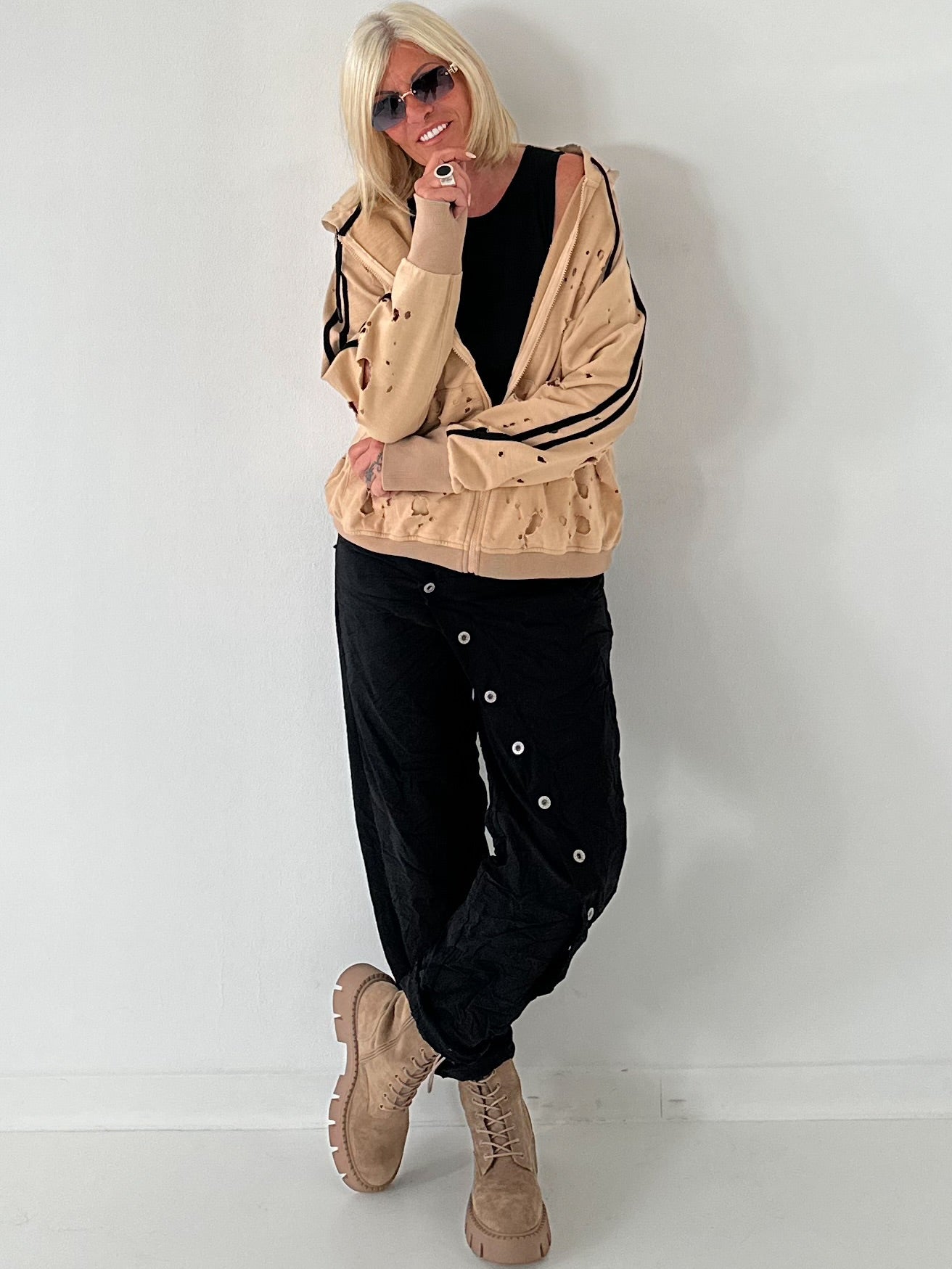 Stylische Sweatshirt Jacke mit großem Rückenpatch Comic - camel