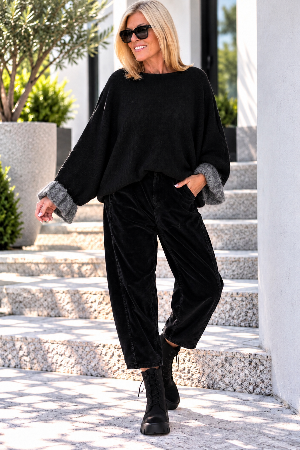 Sweater with ruffled cuffs - black-grey