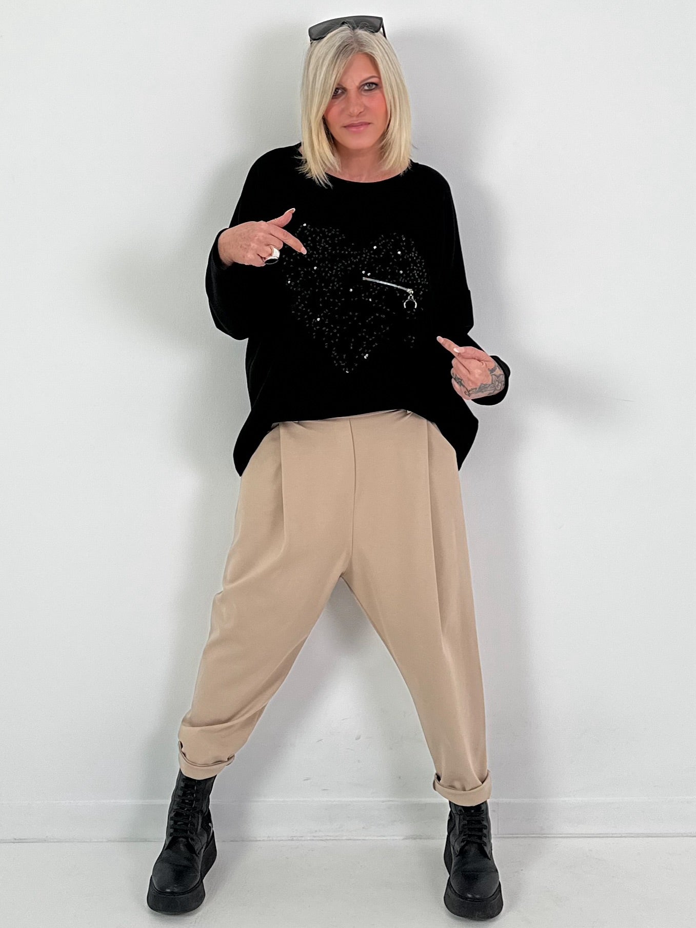 Sweatshirt model "Hidden Heart" - black