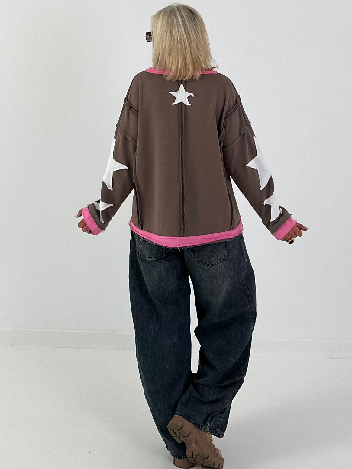 Sweatshirt with trendy star elements - taupe