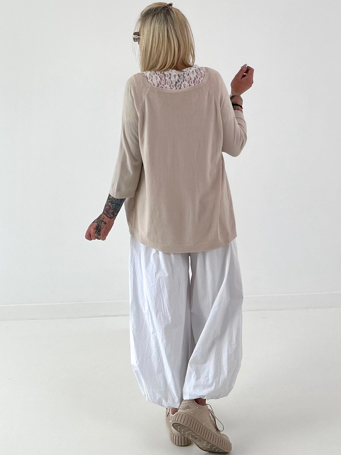 Leichte Feinstrickjacke mit Knopf- beige
