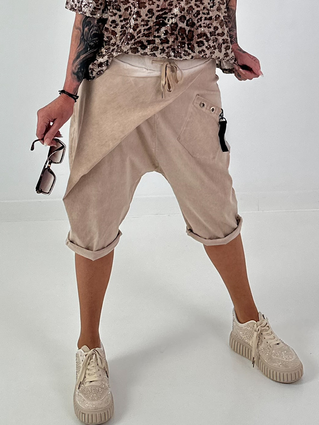 Baggy Short mit Überwurf und Tasche mit Details - sand