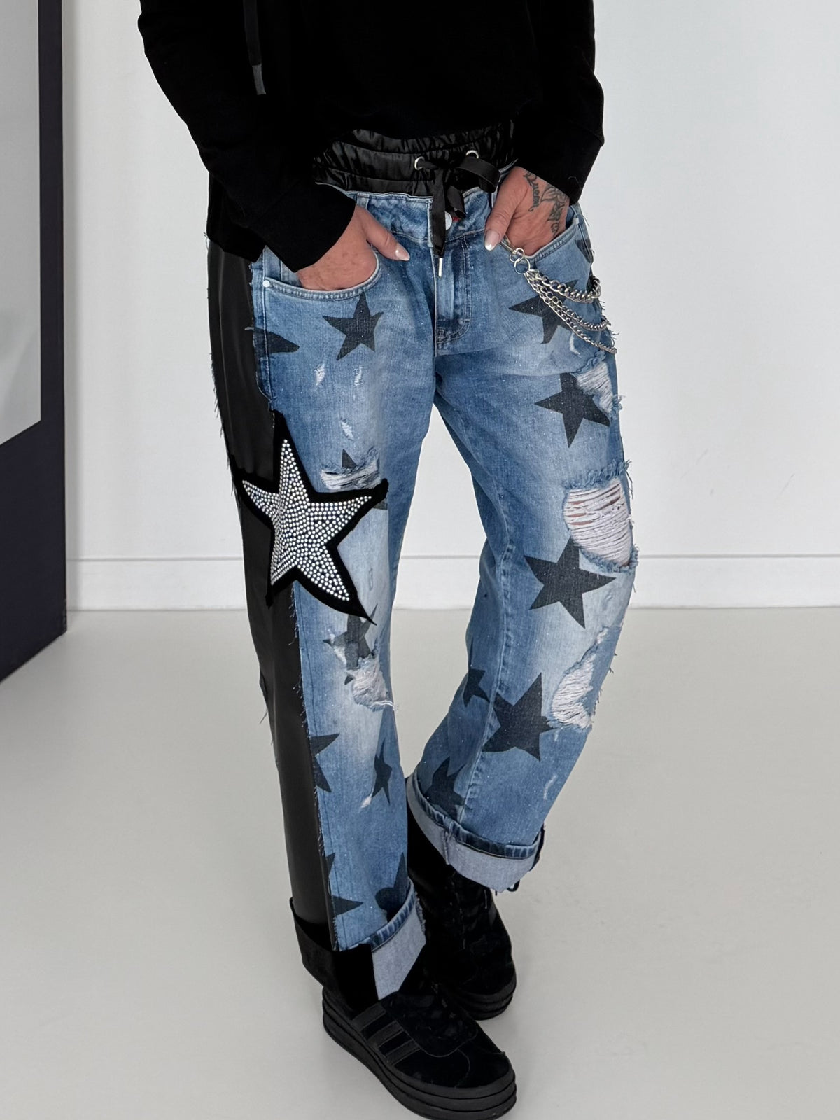 Boyfriend Jeans mit allover Sternen-Print und Ledereinsätzen - schwarz-denim