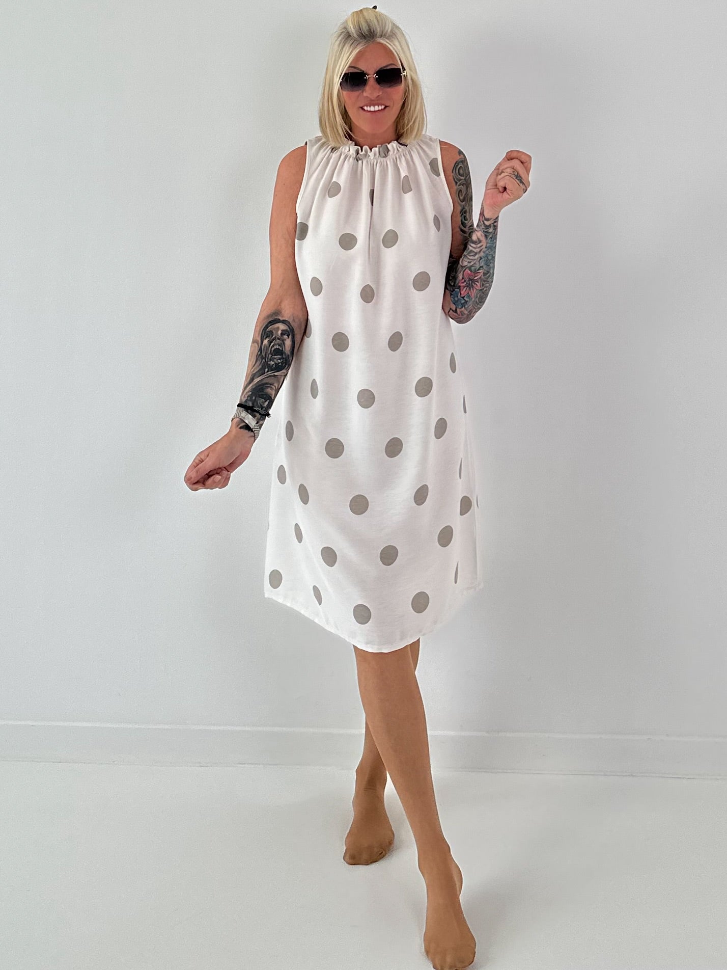 Tupfen Kleid mit Rüschenkragen - beige