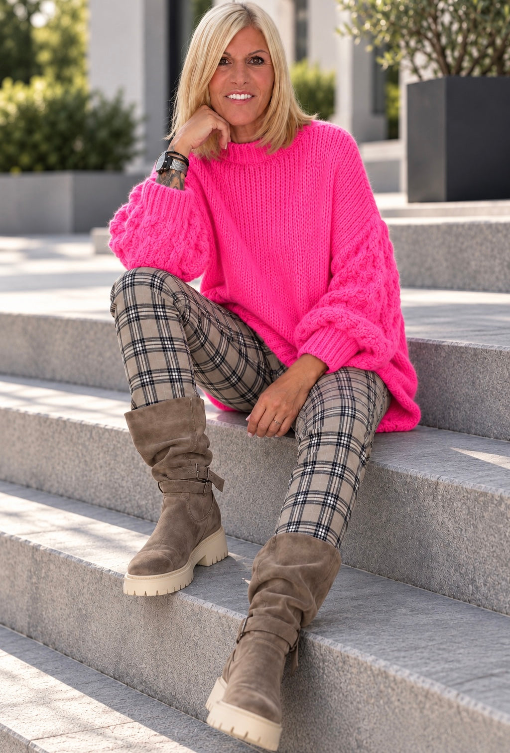 Oversized Pullover mit Grobstrickärmeln - neonpink