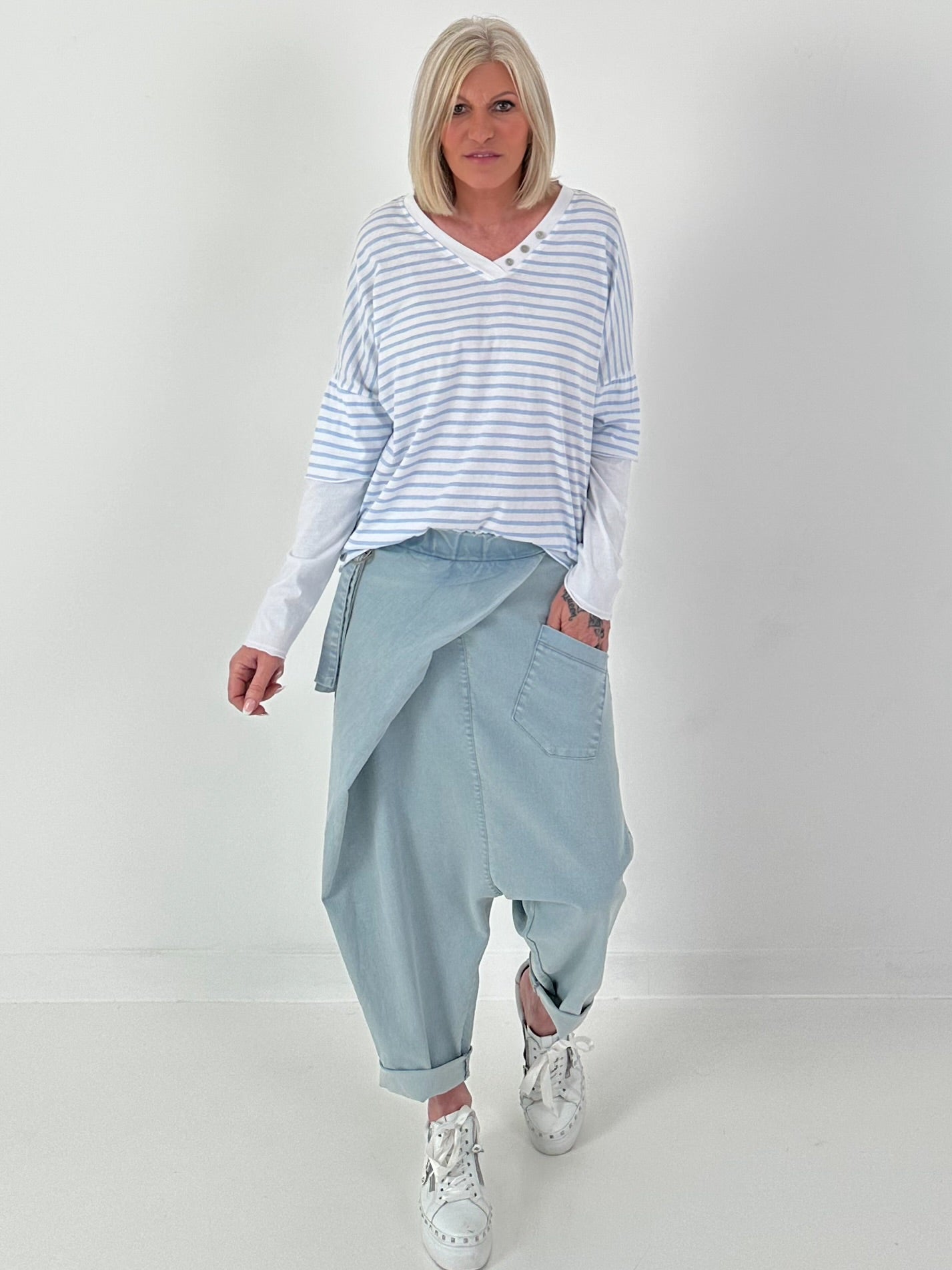 Baggy Jeans mit Überwurf - hellblau