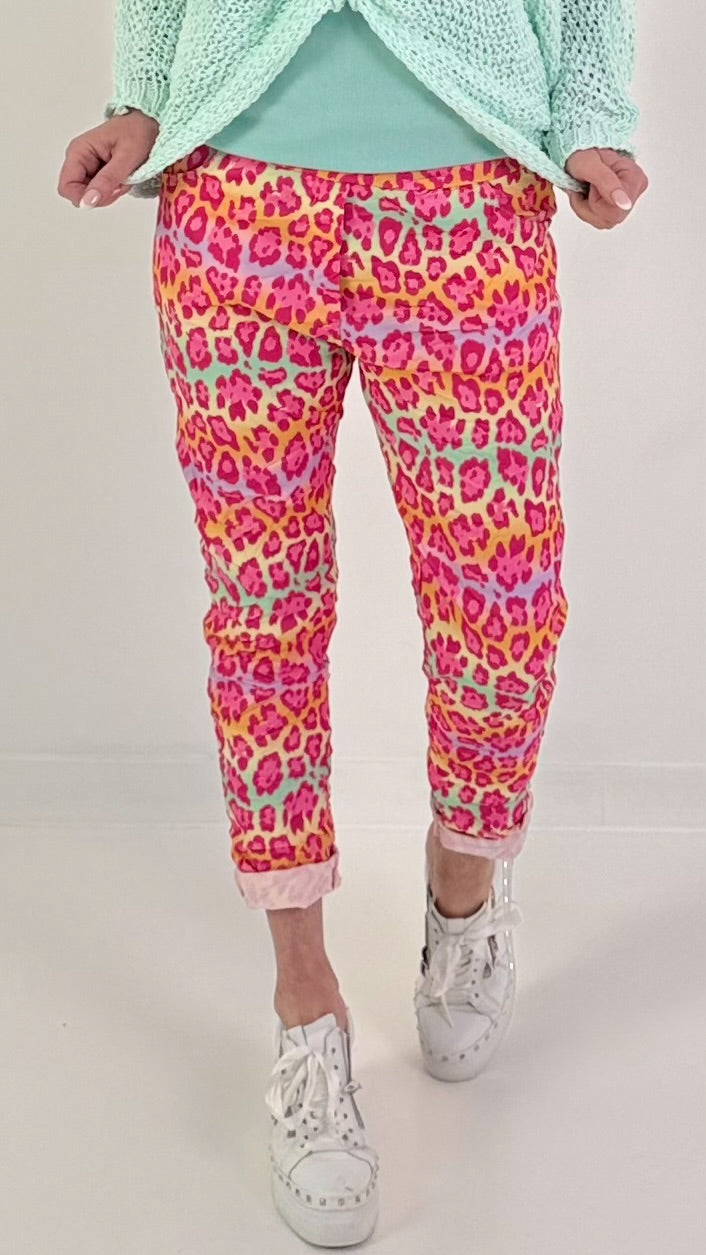 Hose mit Leo Print - pink-mehrfarbig