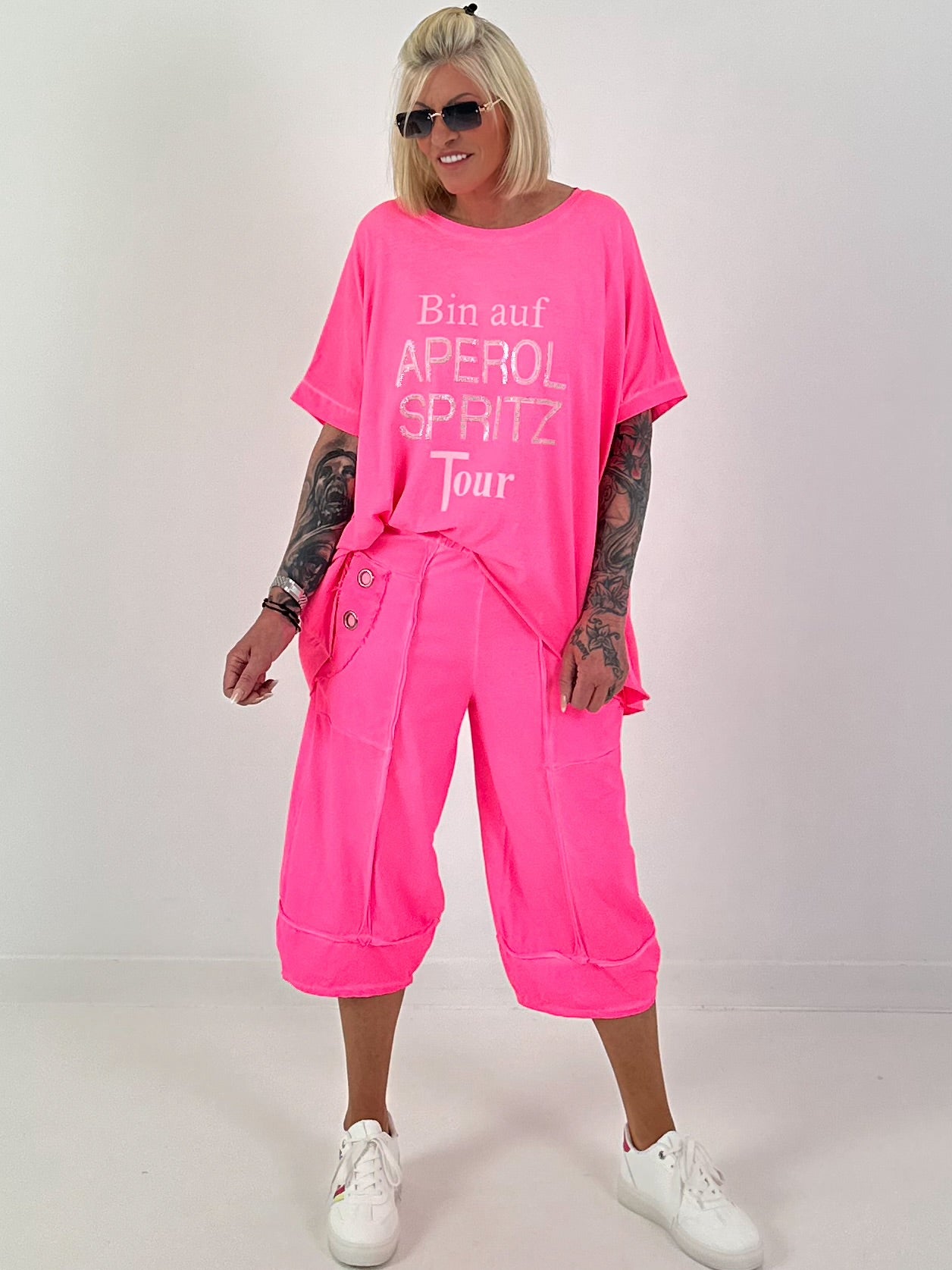 Oversized T-shirt on Tour - neon pink