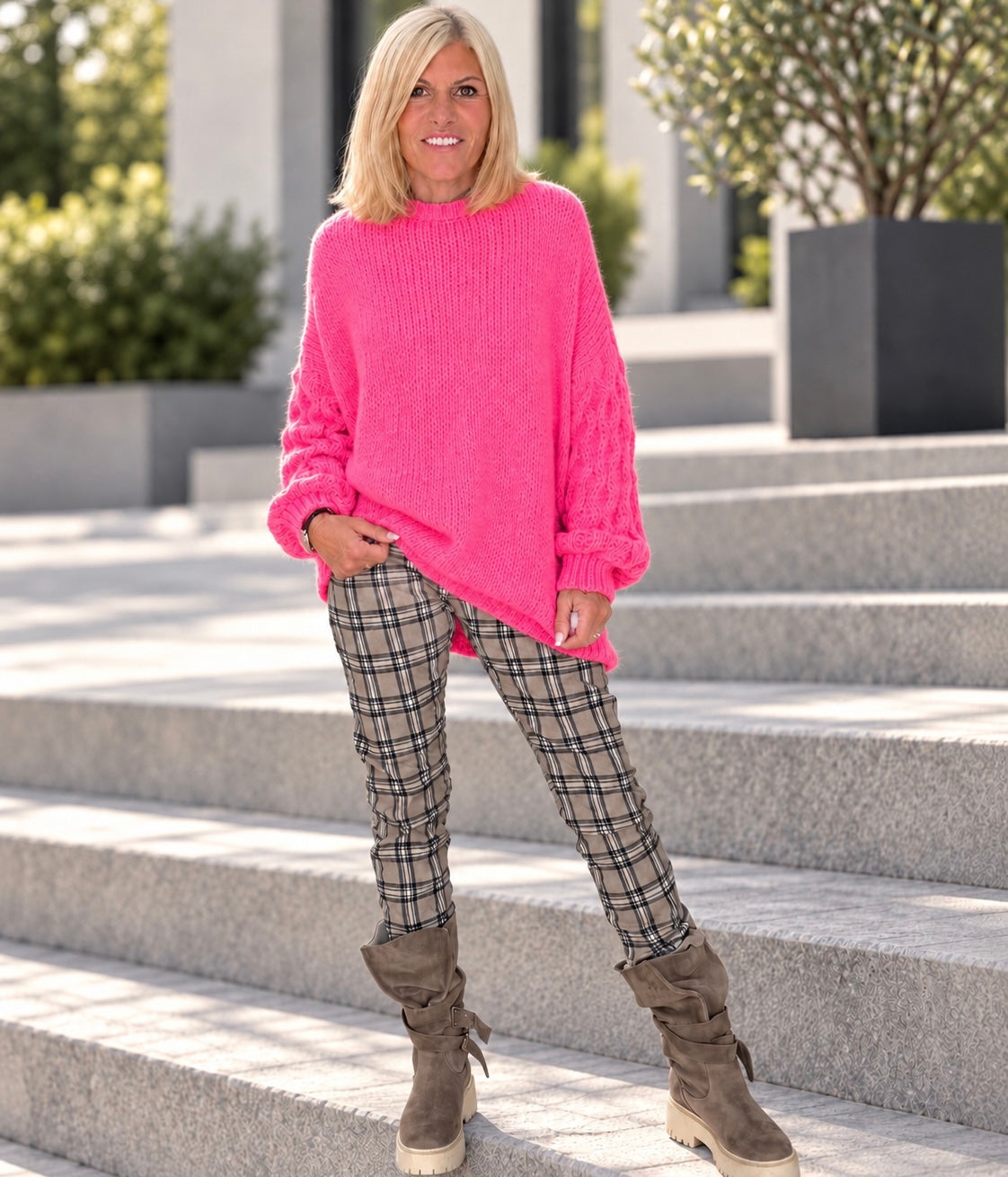 Oversized Pullover mit Grobstrickärmeln - neonpink