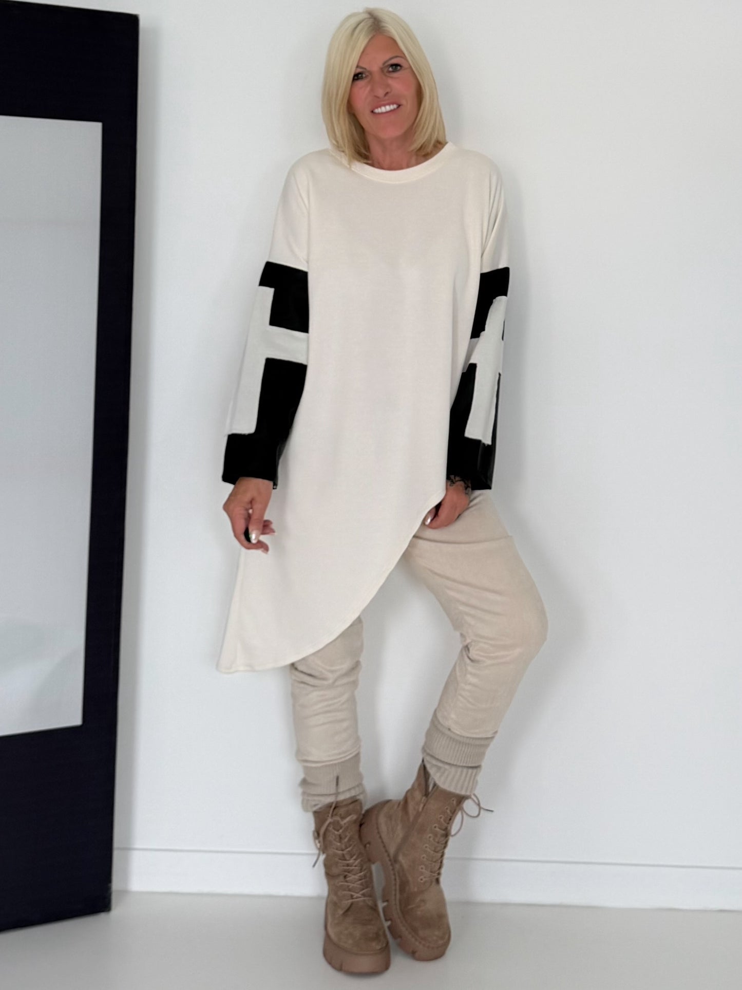 Asymmetrischer Sweater mit Kreuz- und Lederoptik-Details - creme