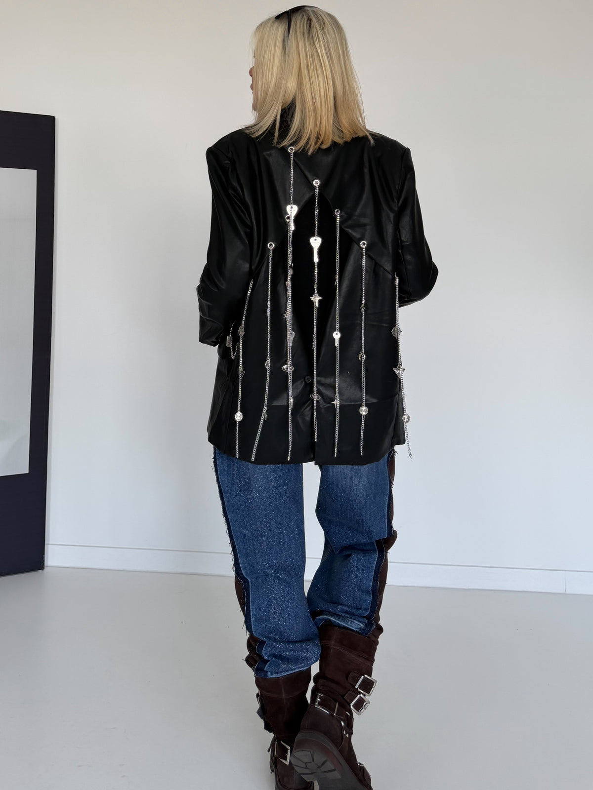 Stylischer Blazer in Lederoptik mit abnehmbaren Kettenelementen - schwarz