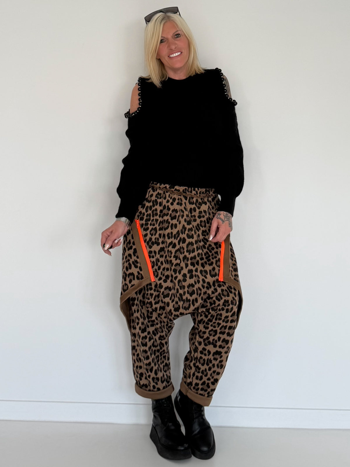 Pullover mit Cut-Outs und Statement-Perlen - schwarz