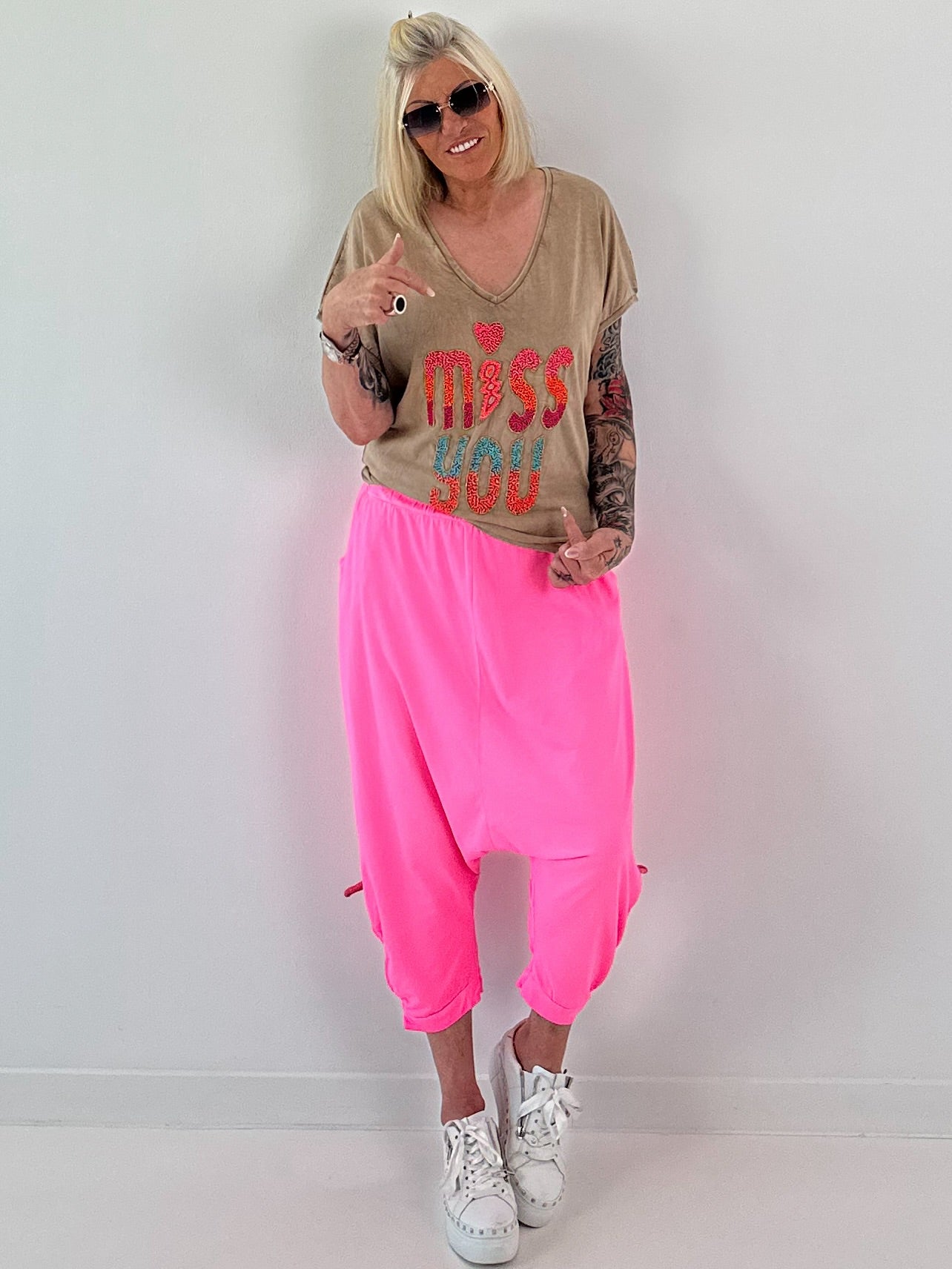 T-shirt met geborduurde pareltekst - camel