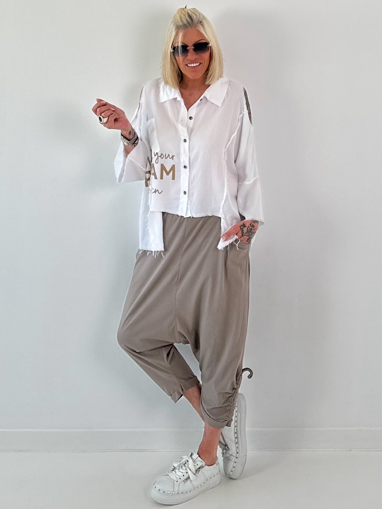 Bluse mit Cold Shoulder und fransigen Abschlüssen - weiss