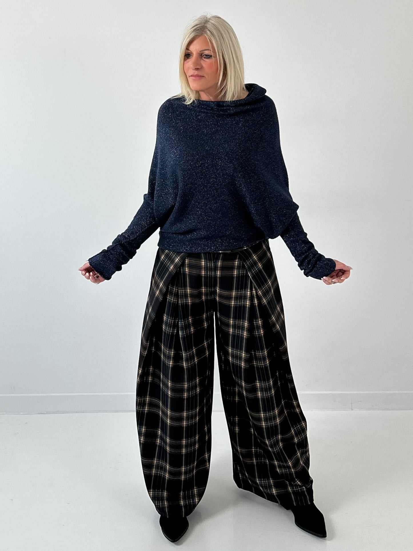 Asymmetrische trui model "Asym Glow" - middernachtblauw