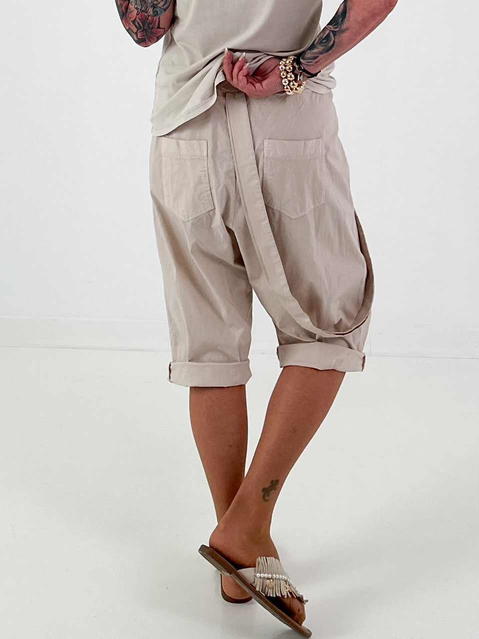 Short baggy shorts with overlap - beige