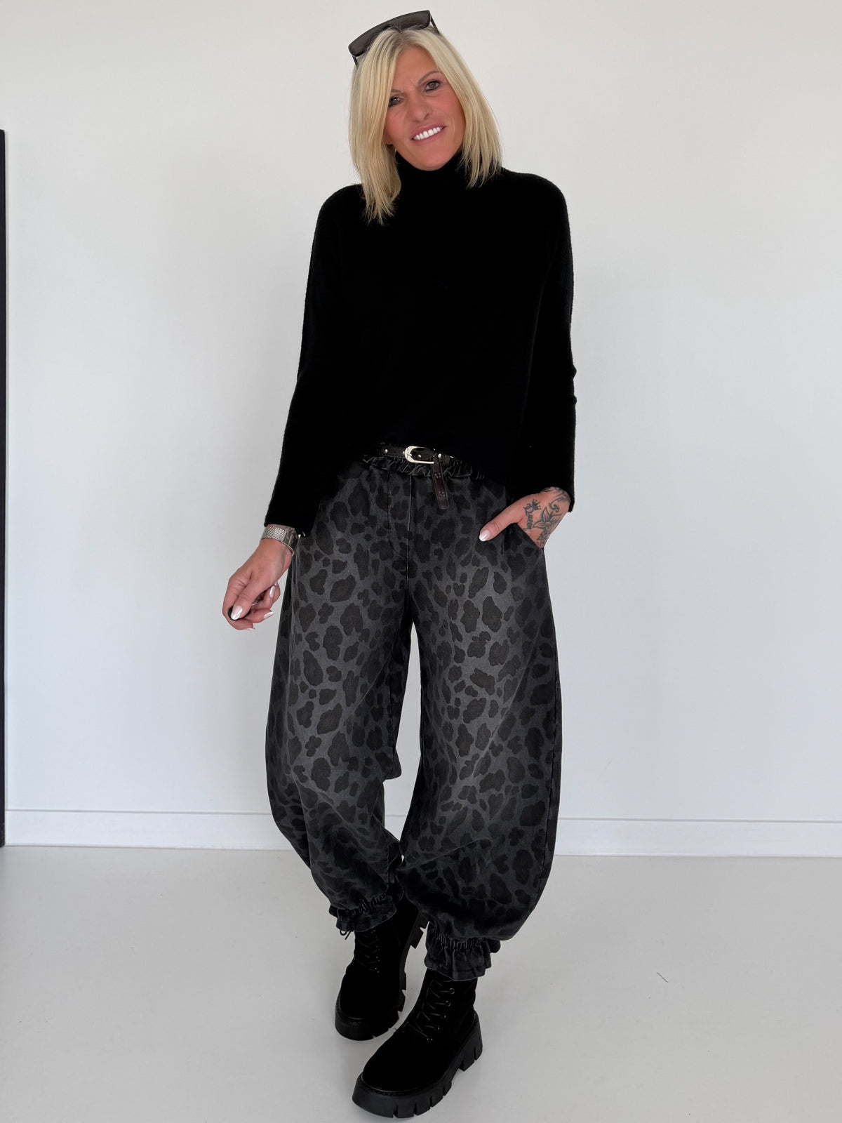 Jeans-Pumphose im Allover-Leoprint mit Gürtel - used-black ( lieferbar ab ca.09.10.26)