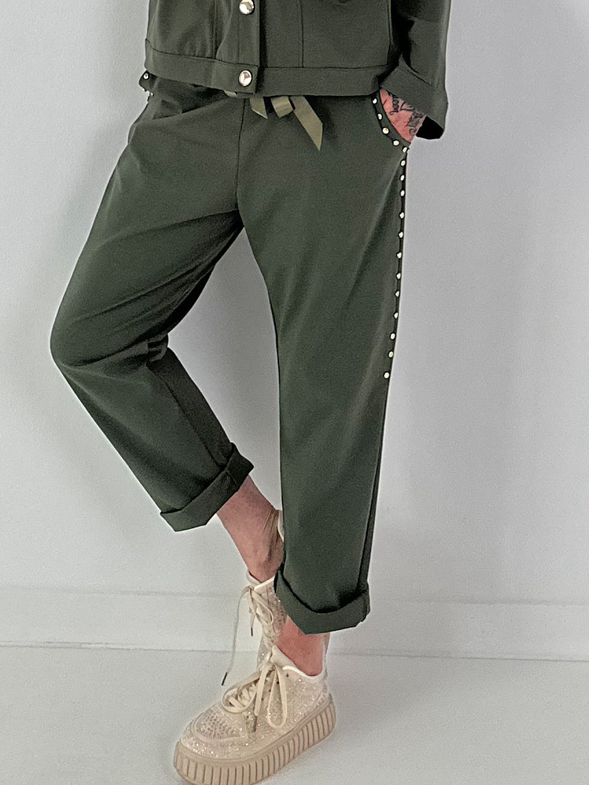 Hose mit goldenen Nieten-Details - oliv