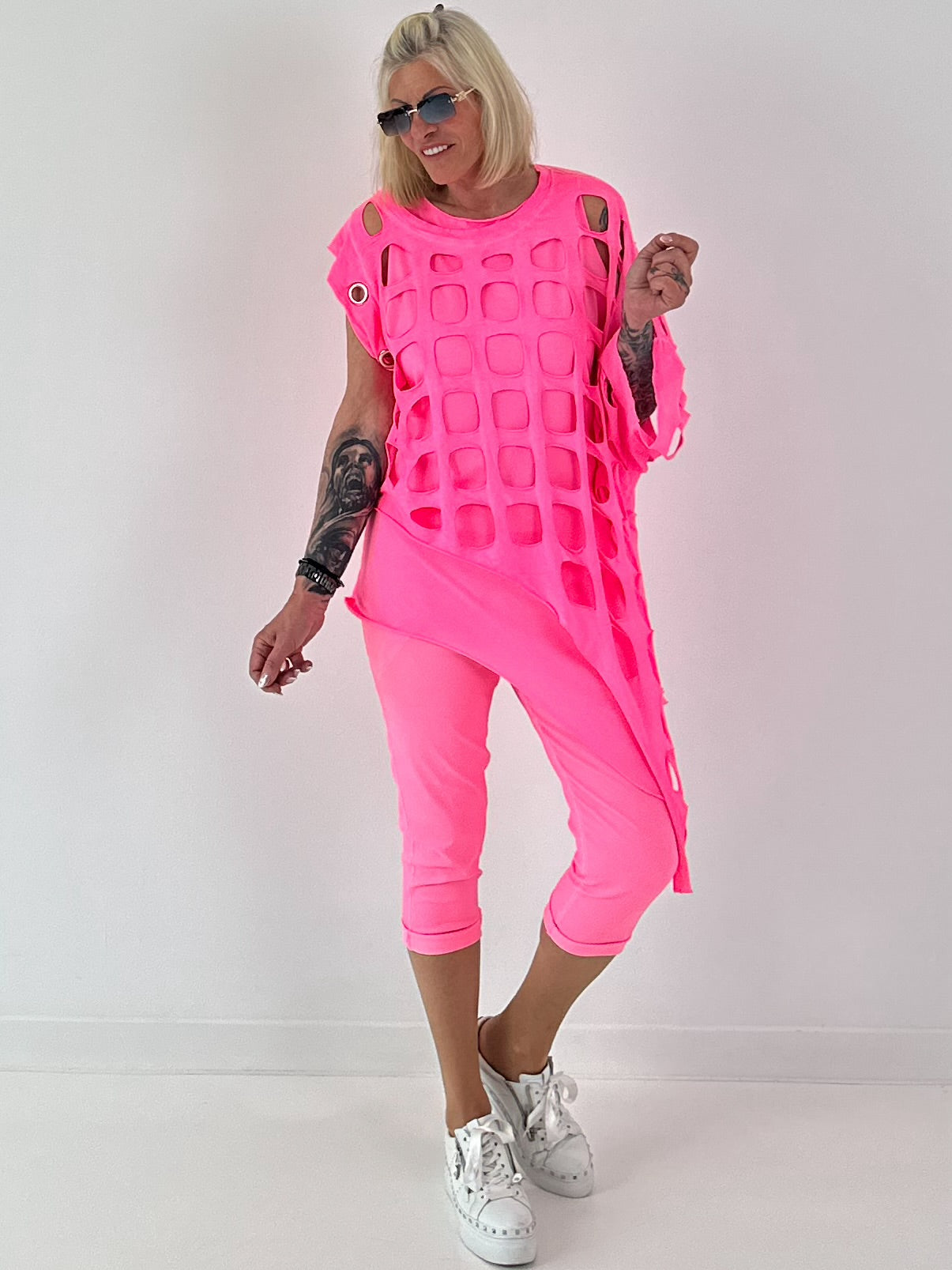 Shirt mit All-Over Cut-Outs und Ösen - neonpink