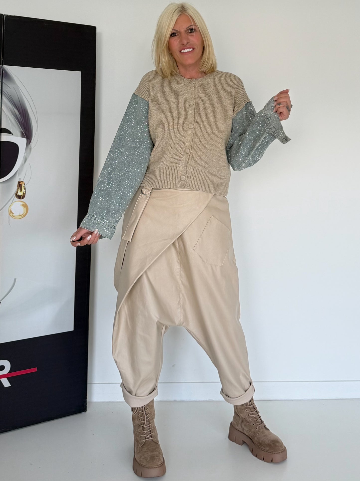 Strickjacke mit strassbesetzten Denim-Ärmeln - beige-denim