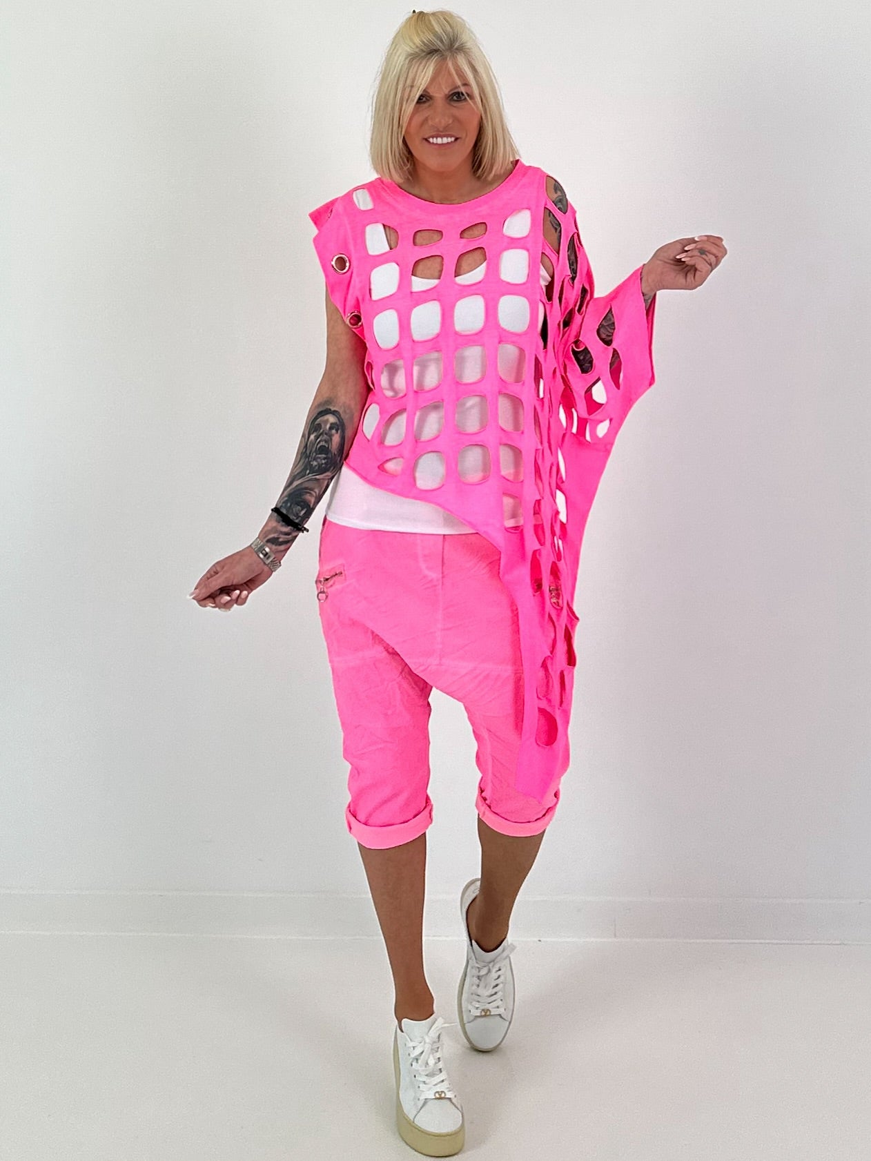 Shirt mit All-Over Cut-Outs und Ösen - neonpink